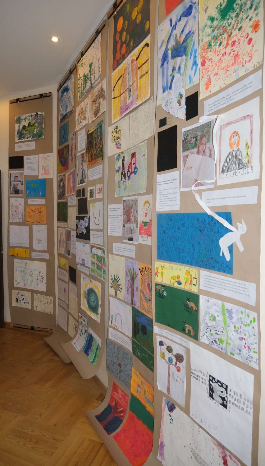 Vaikai ir pedagogas parodoje dalijasi savo kūrybiniais darbais – „100 kalbų“ meninės raiškos išraiška