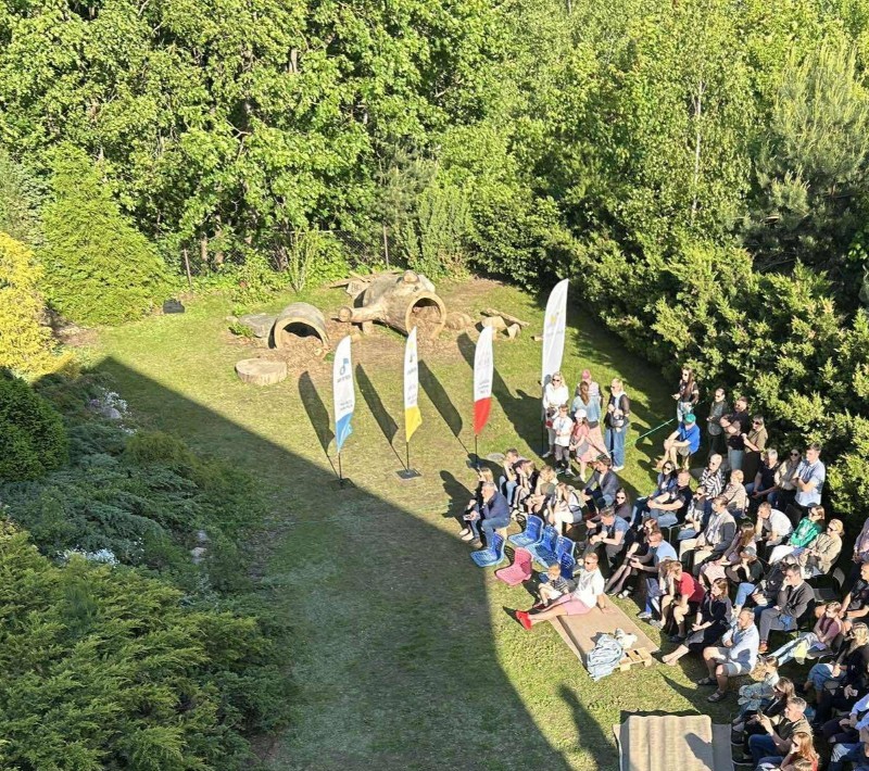 Kiekvieną dieną leidžiamės į parkus, miškus ar miesto ekspedicijas, o mokyklos didelis kiemas tampa vieta žaidimams ir atradimams